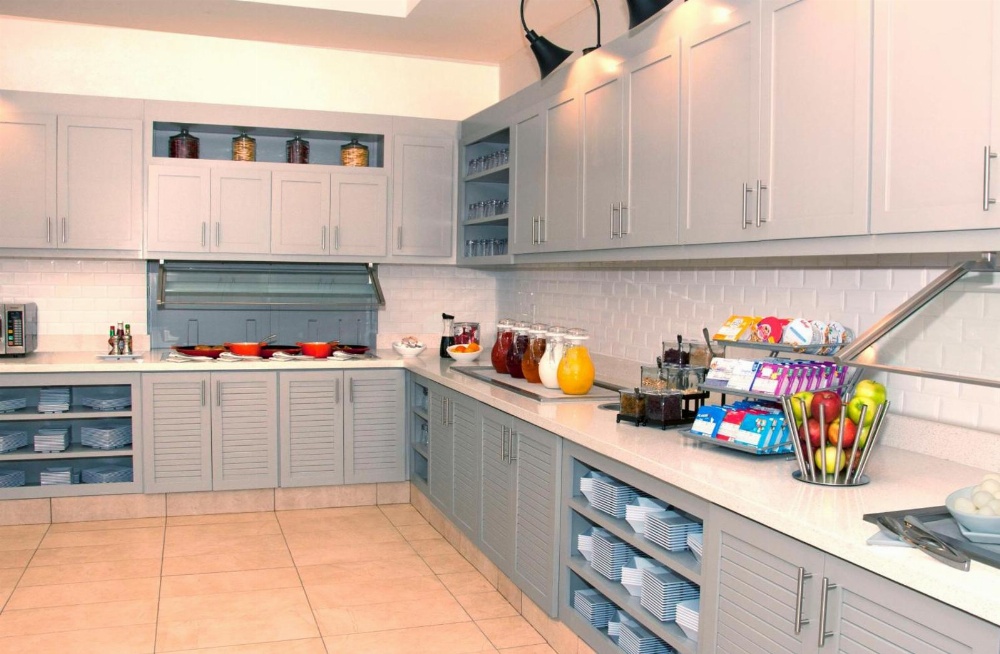 One-Bedroom King Suite with Roll-In Shower - Disability Access